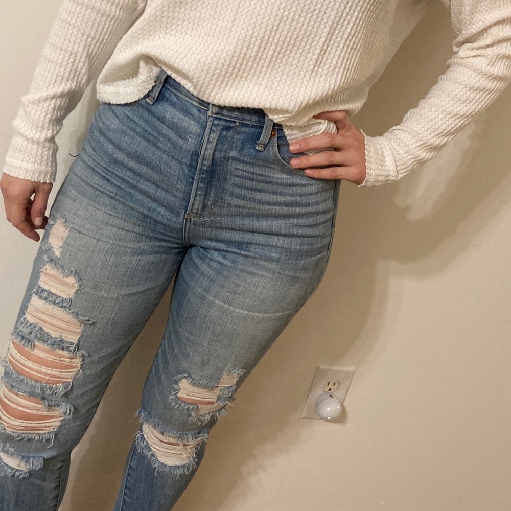 A&F Ultra-high Rise Distressed Jeans - Picture 4 of 8